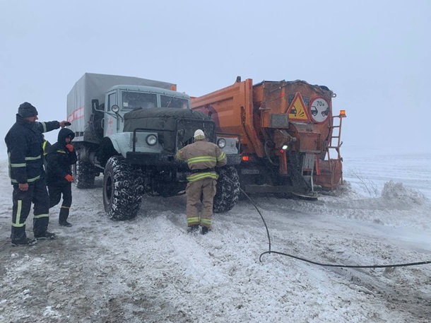 В снегу на трассе Киев-Чоп застряли грузовики