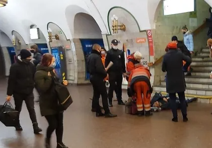 В столичном метро мужчина упал со ступенек