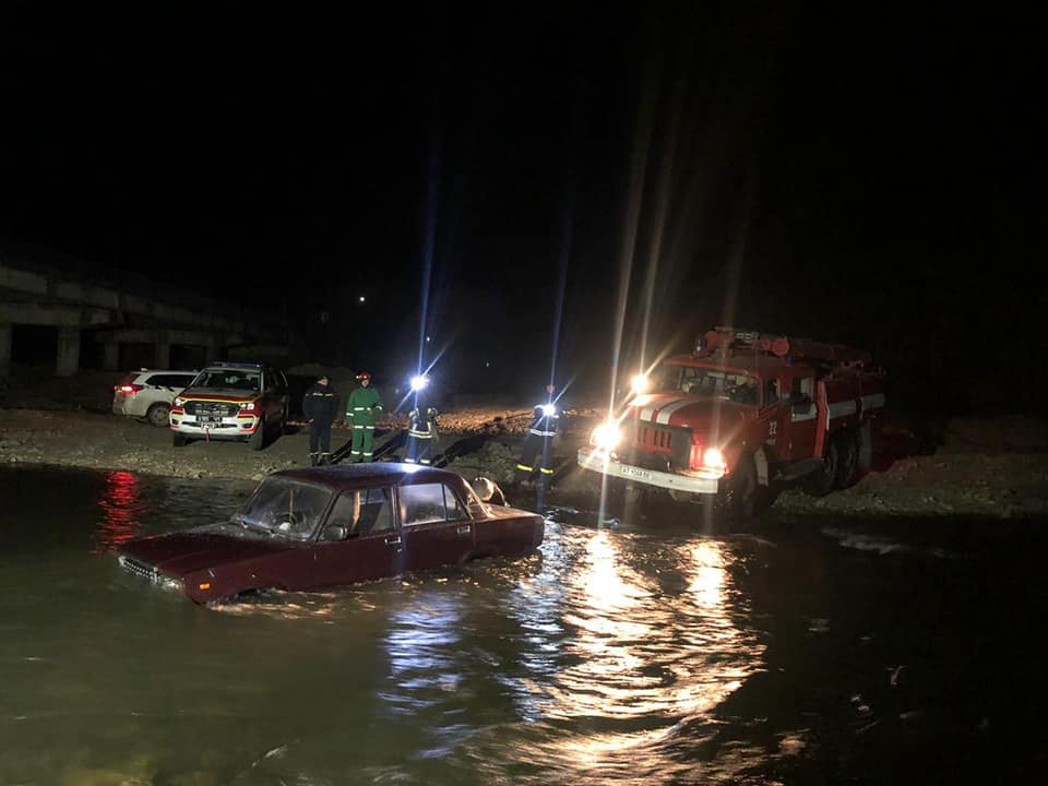 В Ивано-Франковской области утонул автомобиль