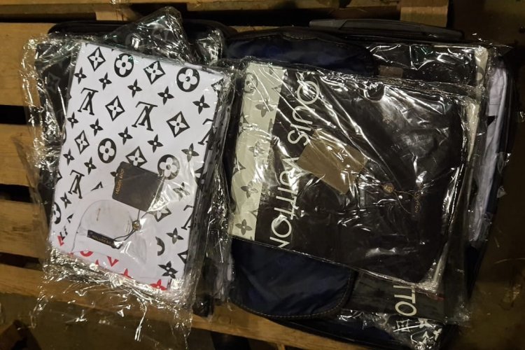 Иностранка везла контрабандные футболки на 1,2 тысячи евро