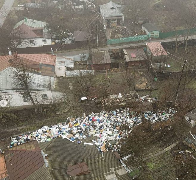 Жительница Полтавы собрала мусорную свалку выше дома
