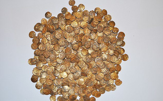 В Англии мужчина нашел клад монет на 1,1 миллиона долларов