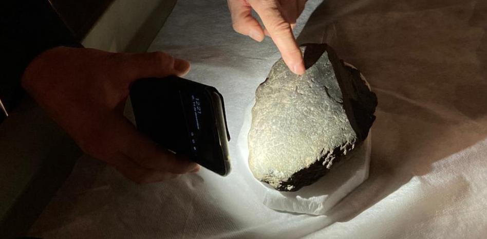 Археологи нашли в Каталонии плиту, которой около 15000 лет