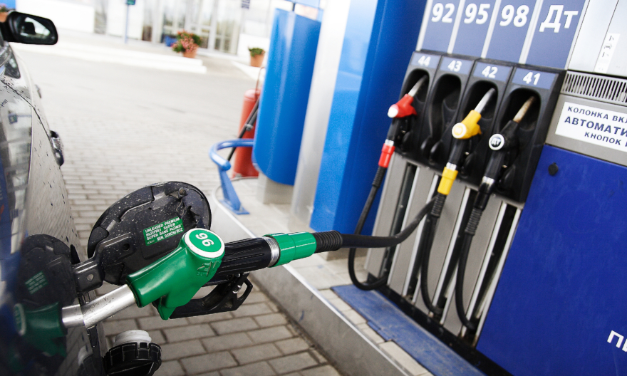 Цена бензина изменится из-за девальвации гривны – эксперт
