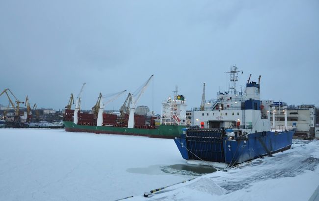 В результате сильных снегопадов в Украине ограничена работа морских портов