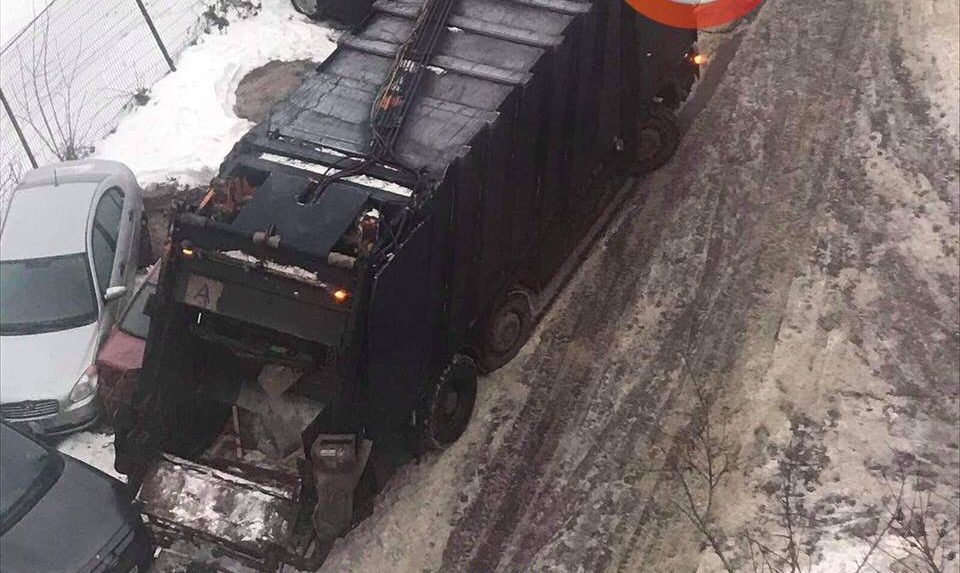 На столичной Лукьяновке мусоровоз разбил 9 авто