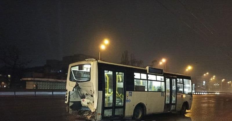 В Киеве ночью произошло двойное ДТП с участием маршруток