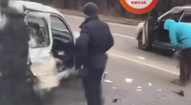 Под Киевом столкнулись 3 авто: дорога усыпана обломками