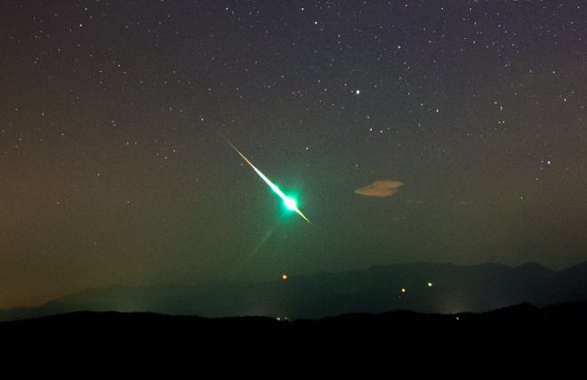 Небо над Испанией осветил ярко-зеленый метеор