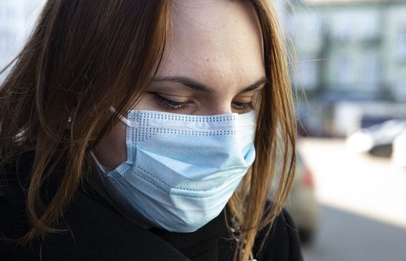 Две маски на лице могут усилить защиту от коронавируса – ученые