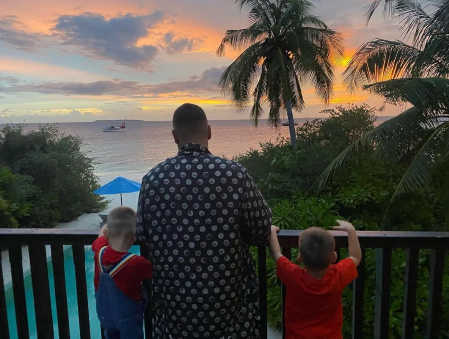 Монатик с детьми и женой отдыхает на Мальдивах