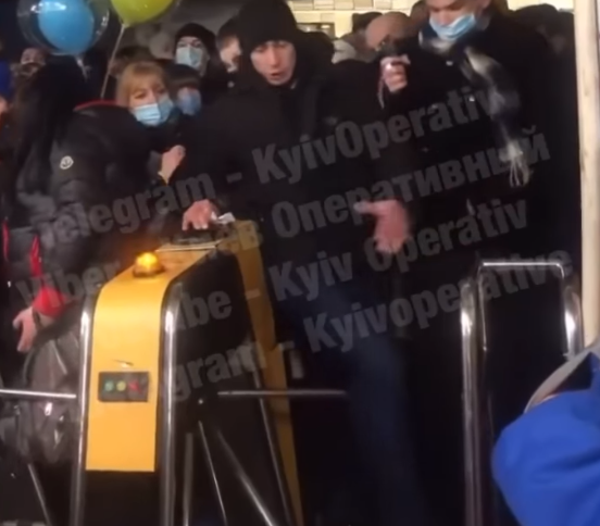 В киевском метро мужчина сломал турникет