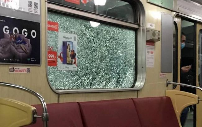 Вандалы разбили окна в четырех поездах столичного метро