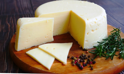 Названы минусы чрезмерного потребления сыра