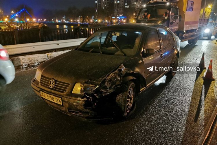 В центре Харькова пьяный водитель Volkswagen врезался в Daewoo