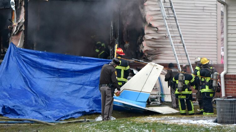 В США самолет рухнул на жилой дом, погибла семья