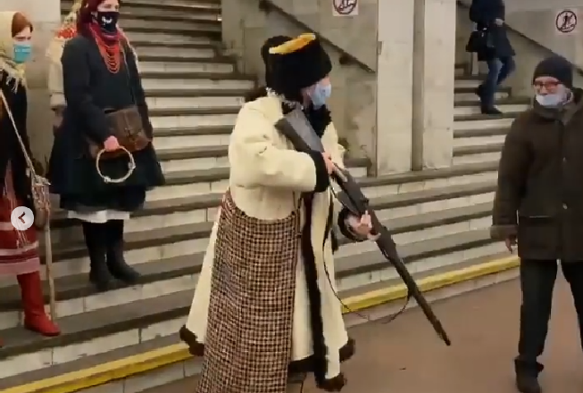 Стрельба и танец «козы»: киевляне устроили в метро вертеп