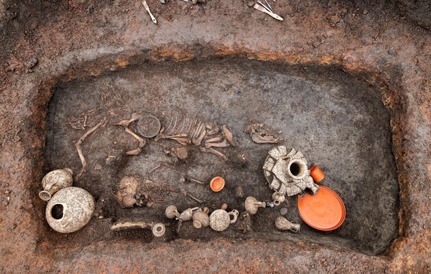 Французские археологи нашли древнюю могилу с ребенком и щенком