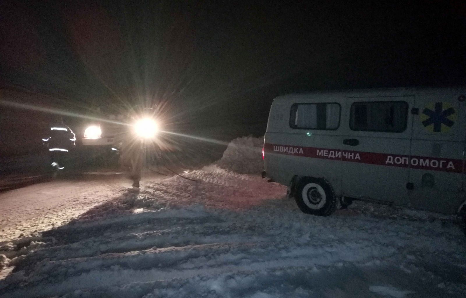 Под Киевом автомобиль &#171;скорой&#187; застрял в сугробе