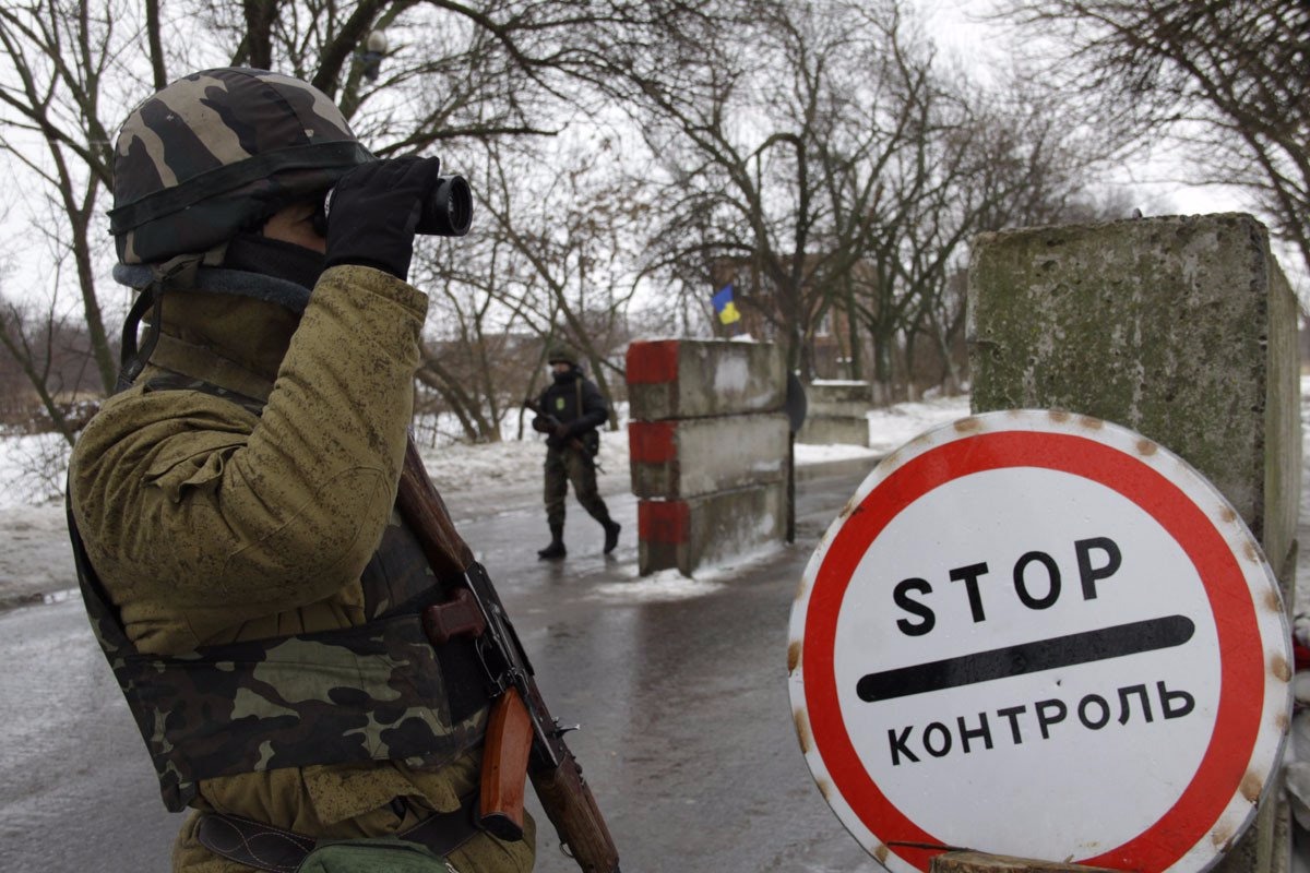 На Донбассе автомобиль пытался прорваться через блокпост