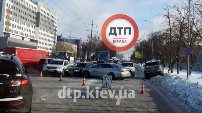 Под Киевом произошло ДТП с участием пяти авто