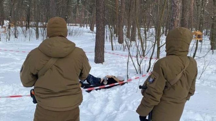 В киевском лесопарке в снегу нашли труп девушки