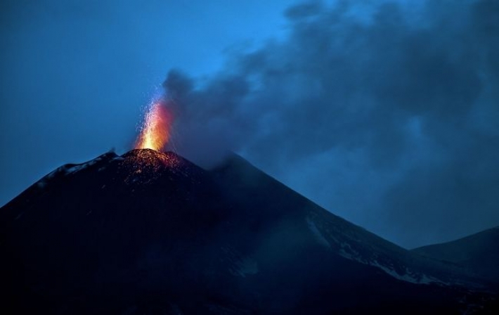 На Сицилии вулкан Этна снова начал извергаться