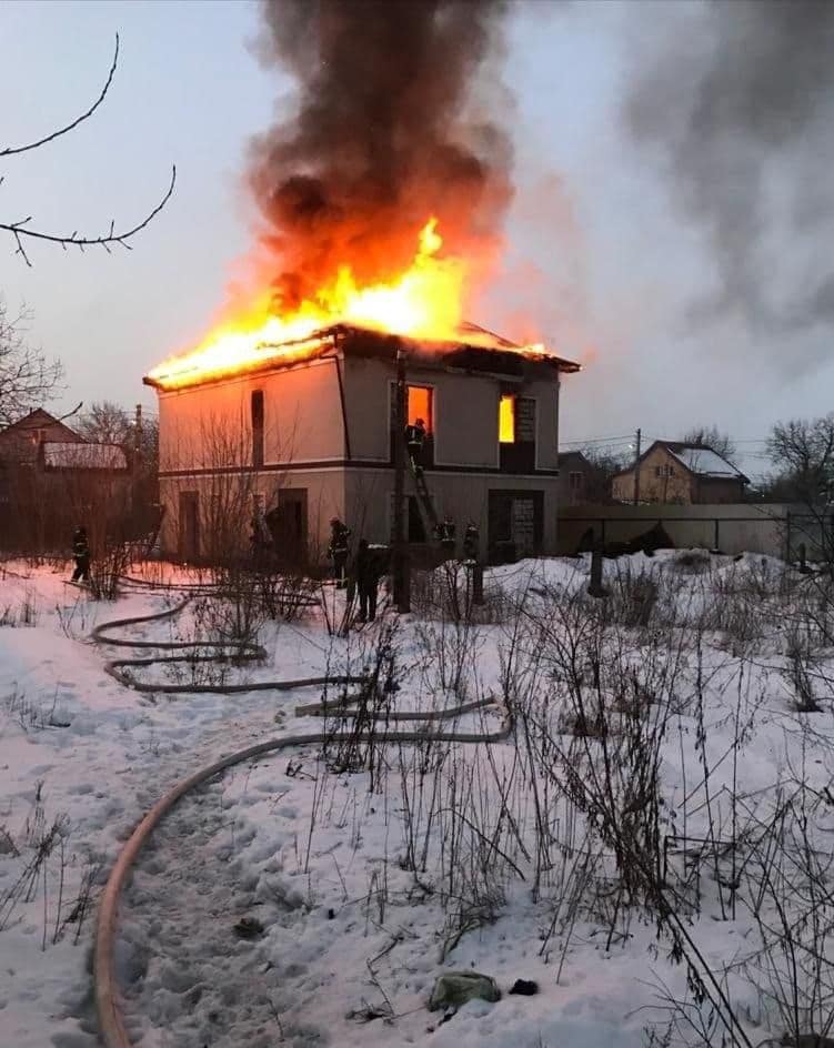 На Осокорках в Киеве горел частный недостроенный дом