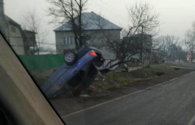 ДТП на Закарпатье: авто вылетело в кювет и перевернулось
