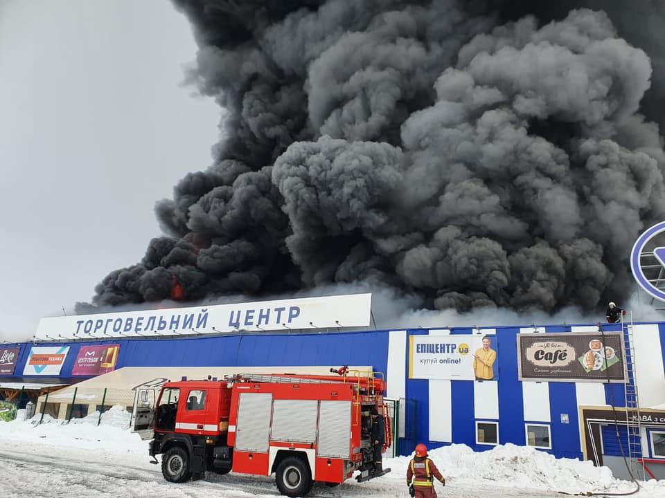 На Николавщине масштабный пожар в строительном гипермаркете