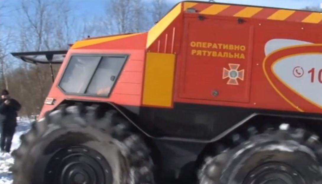 На Львовщине беременную доставили в больницу на вездеходе