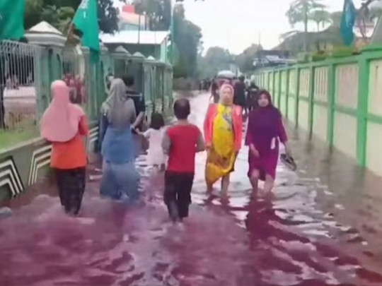 В Индонезии деревню затопило «кровавой» водой