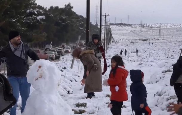 Ливийцы впервые за 15 лет увидели снег
