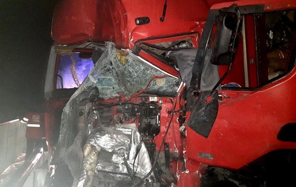 На Полтавщине столкнулись грузовики: водители погибли