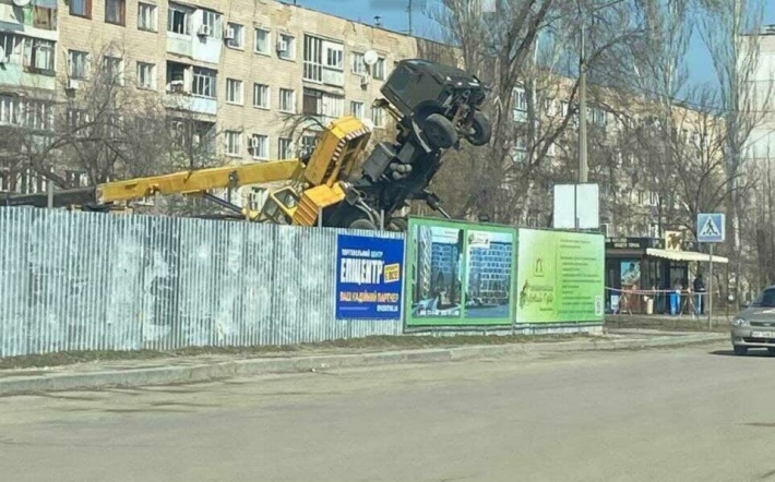 ЧП в Запорожье: на стройке перевернулся автокран