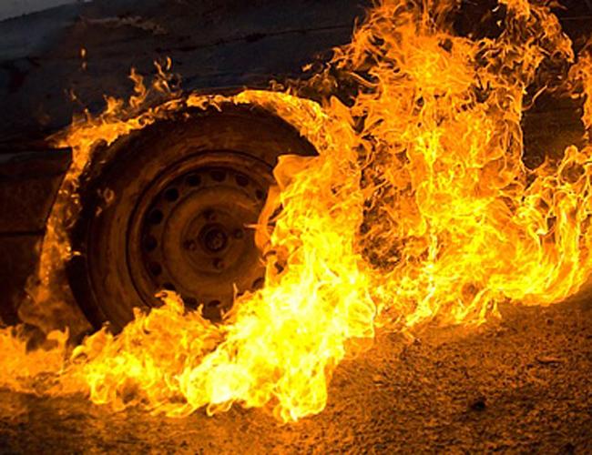 В Киеве на ходу загорелся военный грузовик