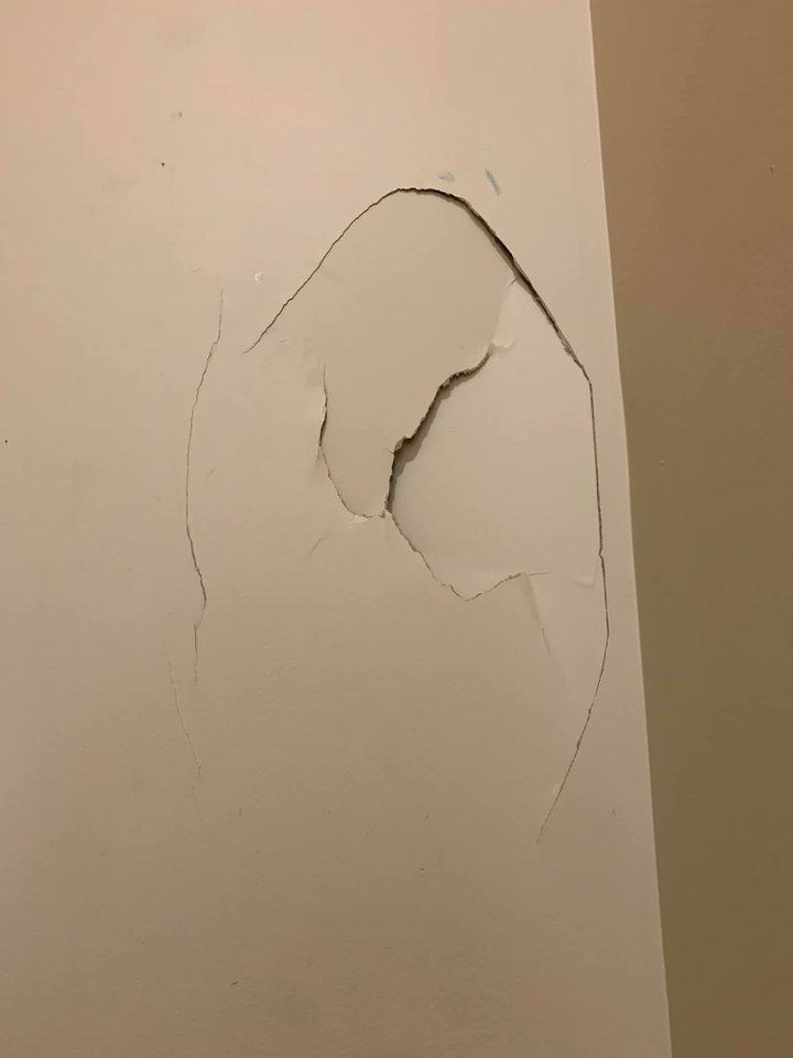 Девочка случайно сломала стену