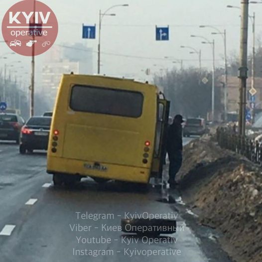 В Киеве у маршрутки отвалилось заднее колесо