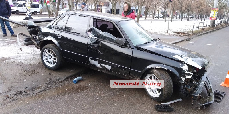 В центре Николаева водитель «БМВ» врезался в забор