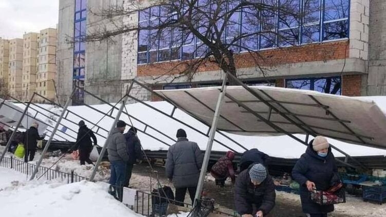 На рынке в Киеве обрушился павильон