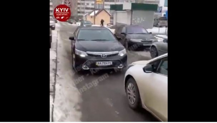 В Киеве два водителя устроили разборки на дороге: образовалась пробка