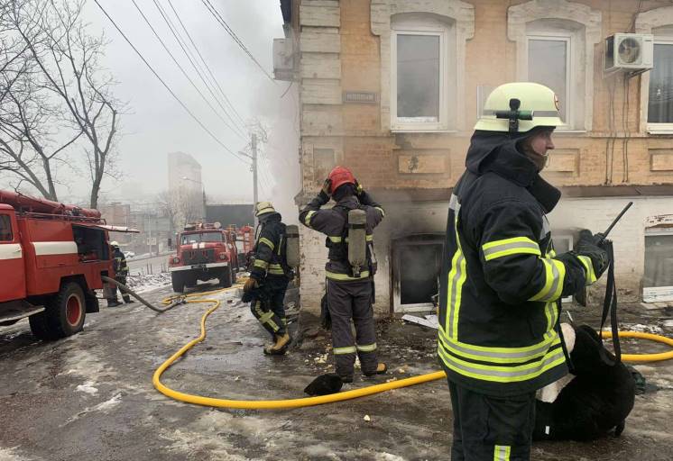 В Харькове ликвидировали пожар в старинном доме
