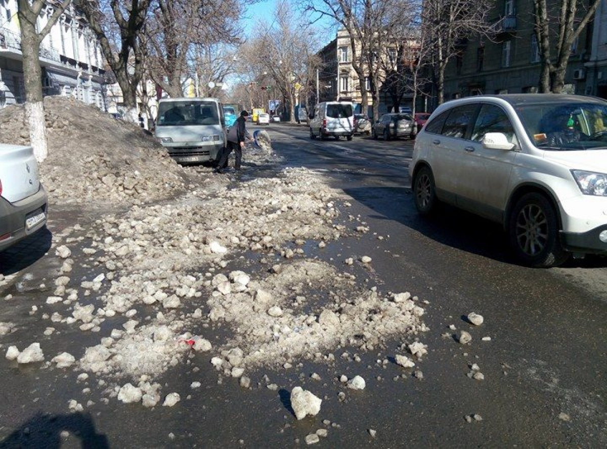 Под Киевом в стекло автомобиля полетел кусок льда