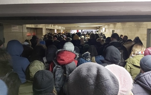 В Киеве на остановках образовались масштабные очереди