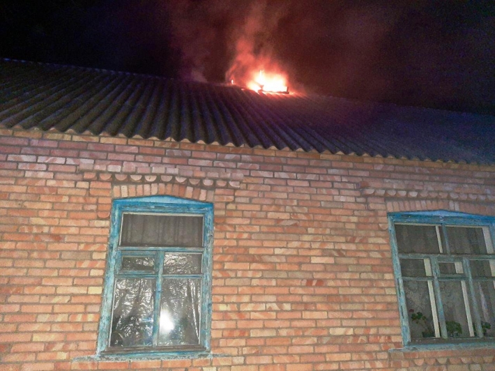 В Запорожской области произошел пожар на крыше частного дома