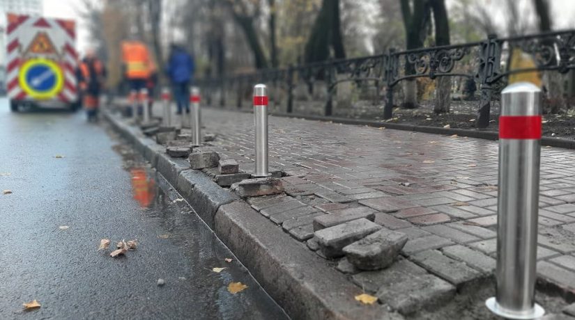 В центре Киева мужчины пытались демонтировать антипарковочные столбики