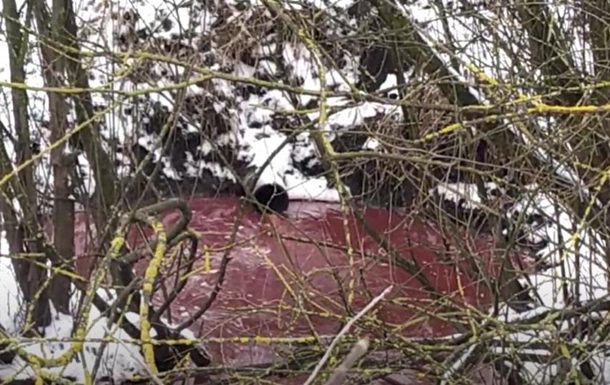 На Прикарпатье река стала кровавой