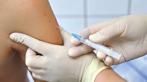 Украинцы не спешат вакцинироваться от коронавируса из-за скепсиса врачей и страха – эксперты