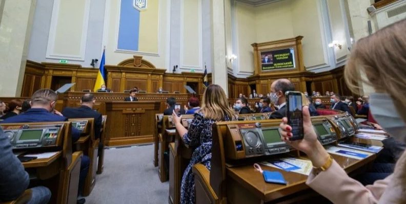 Закрытие телеканалов: фракция ОПЗЖ намерена блокировать трибуну Рады