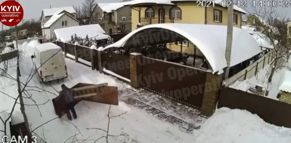 В Ирпене местные жители почистили снег оригинальным способом